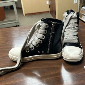 Sneakers Size 40 women’s hi Top  sneakers, zipper side wore one time really cool